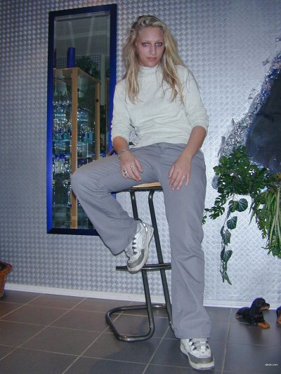 Горячая блондиночка в действии! 🌶️