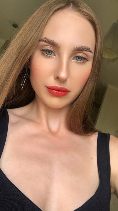 Сексуальная красотка позирует на камеру в частной обстановке