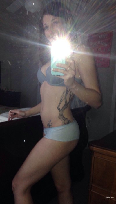 Интимные фото обнаженной девушки с татуировками