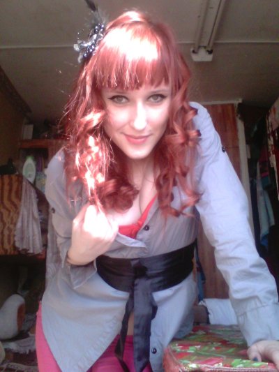 Соблазнительная рыжая красотка показывает свое обнаженное тело