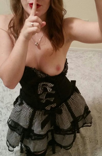 Показала свои прелести на фото без одежды, немного краснееют щечки