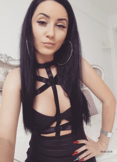 Обнаженные сиськи шатенки: наслаждайся великолепным зрелищем!