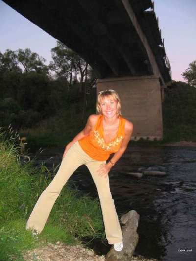 Обнаженная девушка в костюме Снегурочки позирует под елкой