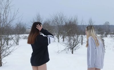 Две юные красотки на улице: горячий флирт!