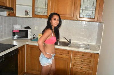 Раскидывает ножки на кухне перед супругом: жаркое шоу!