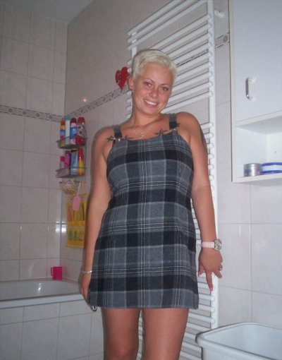 Опытная блондинка наслаждается двойным вторжением в свою промежность