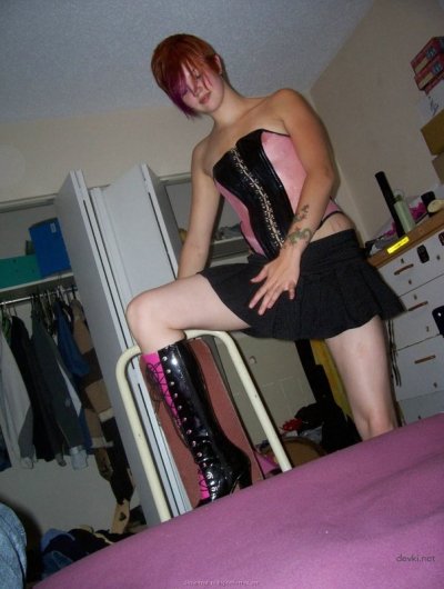 После бокала шипучего напитка девушка стала влажной