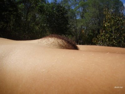 Молоденькая студентка на природе — сочные формы в 22 года