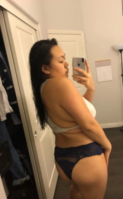 Пышная азиатка фотографирует себя и показывает интимные места