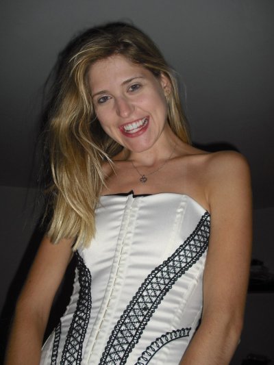 Шикарная красотка позирует перед камерой