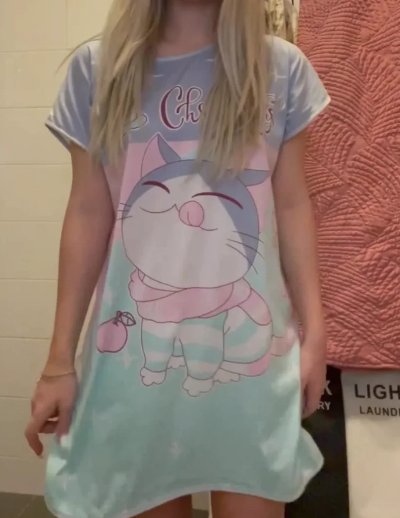 Юная блондиночка показывает свои прелести