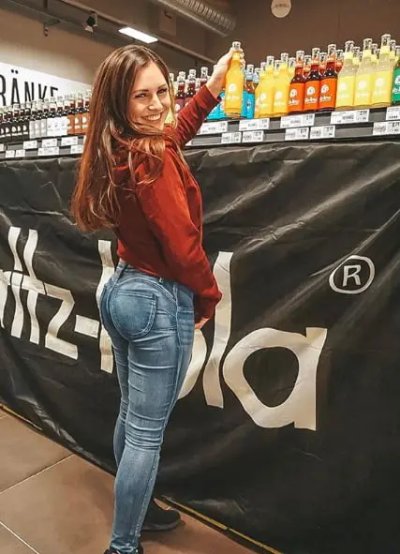 Горячая красотка в форме чирлидерши устраивает горячий секс!