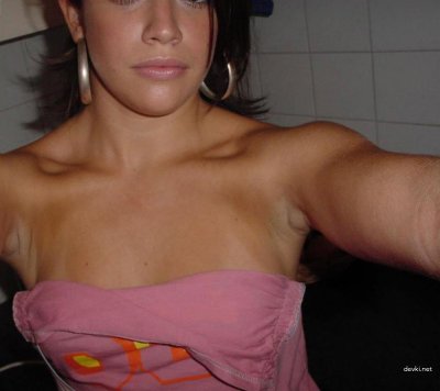 Красотка показывает свои прелести