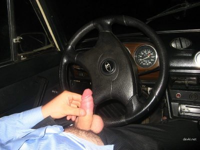 Демонстрирует свой пенис и обнаженную супругу