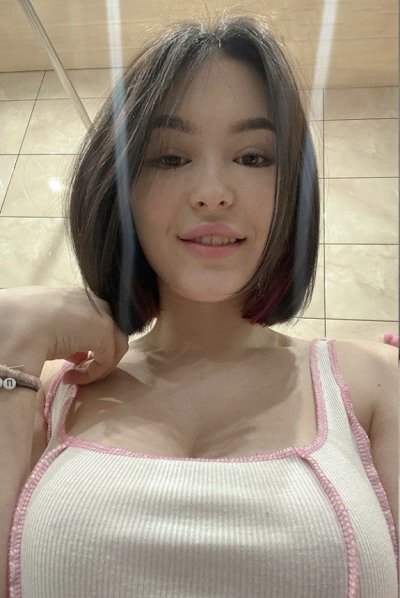 Молоденькая обнаженная красотка демонстрирует свои великолепные формы