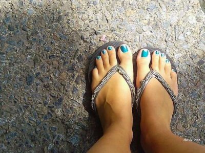 Поиграла с собой, используя свои стройные ножки!