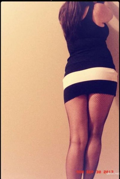 Раздетая брюнетка в соблазнительных чулках жжет взглядом!