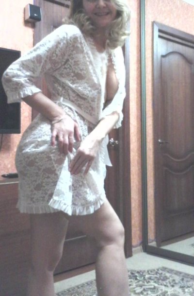 Разгоряченный шалун трахает себя в душе