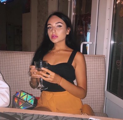 Горячая кошечка трахается в постели