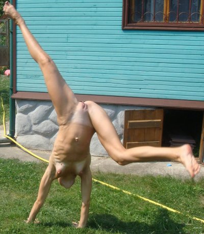 Высосала пенис отдыхая на даче - жаркое лето в деле!