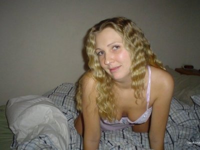 Удовлетворенная супруга с гладкой киской