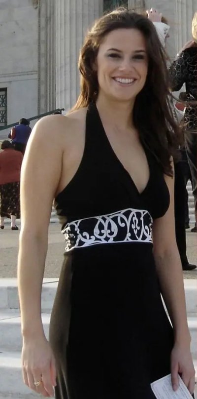 Темноволосая красотка показала свою промежность