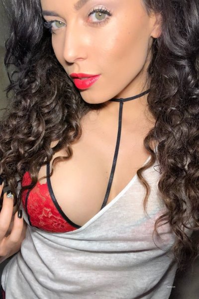 Горячая красотка разголилась и показала свои прелести