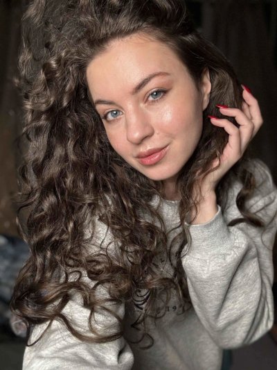 Красотка демонстрирует свои голые прелести и делает фото.