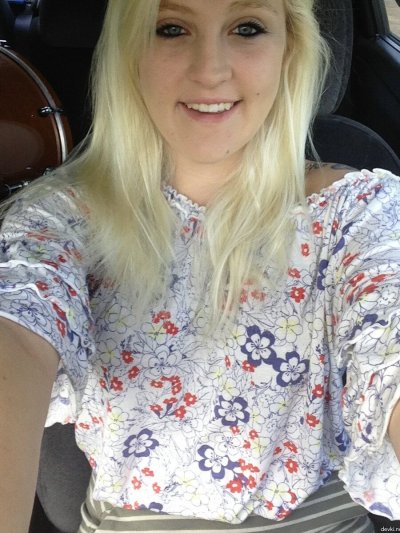 Сексуальная блондинка делает откровенные снимки сама себя