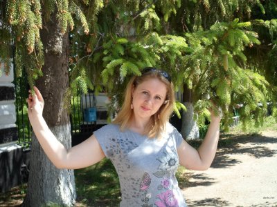 Соблазнительная молодая красотка показывает свои частные фото