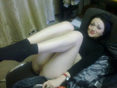 Сексуальная крошка жаждет продемонстрировать свою привлекательную фигуру