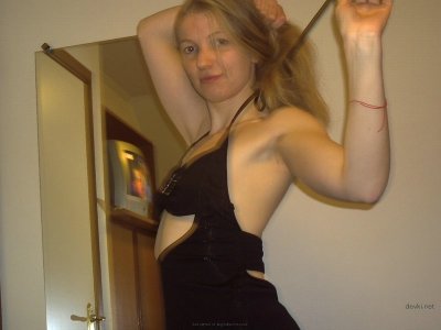 Трахнул киску красотки и запечатлел момент