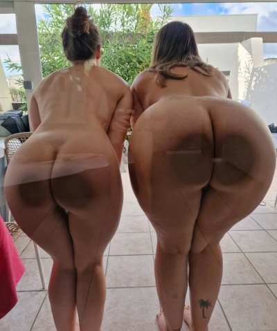 Развратная парочка обожает участвовать в групповых интимных играх