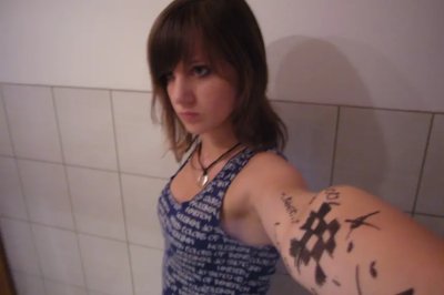 Шикарная крошка демонстрирует свои прелести