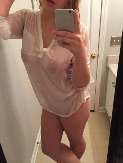 Сексуальная красотка в домашней одежде