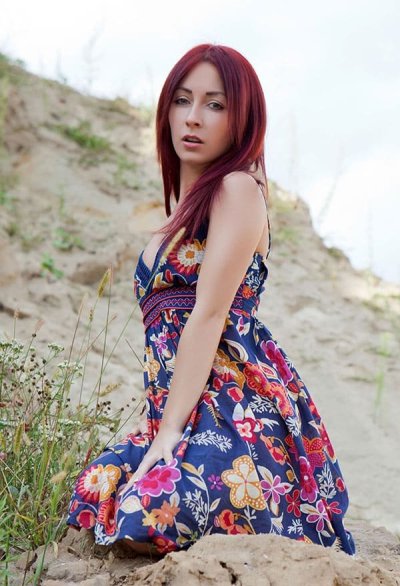 Девушка в пеньюаре снимает одежду