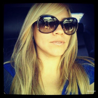 Дама трогает свои интимные складки