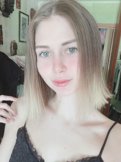 Молодая шлюха скачет на хуе как наездница