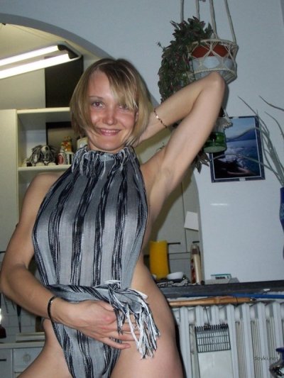 Гибкая и изящная гимнастка позирует на любительских фотографиях