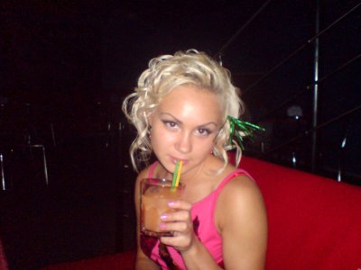 Очаровательная худенькая блондинка без одежды в откровенной съемке