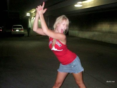 Развратница с упругой попкой и гладко выбритой киской