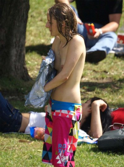 Красотки откровенно показывают свои прелести перед всеми