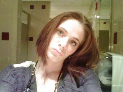 Девушка широко раздвигает свои интимные пещерки