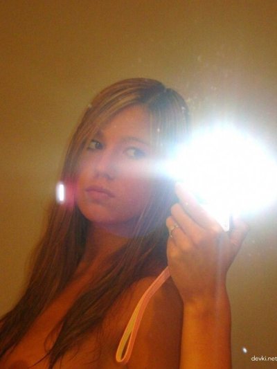 Развратная красотка позирует перед стеклом - новый заголовок для порно-сайта