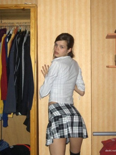 Ученица дрочит письку в одиночестве