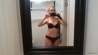 Сексапильная блондиночка умеет делать крутые фотки