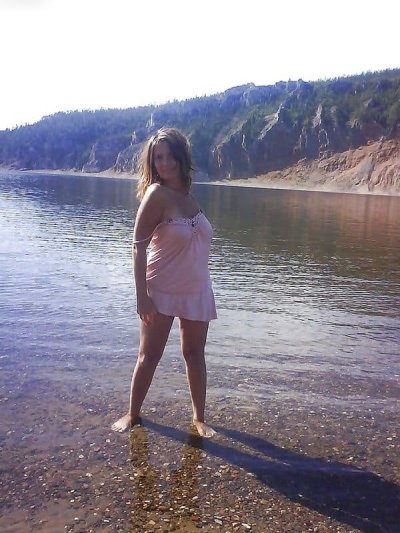 Сиськастая красотка расслабляется возле воды