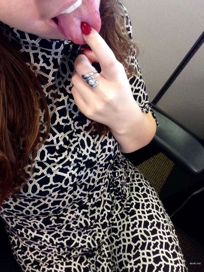 «Сексуальная красавица-коллега с роскошными формами»