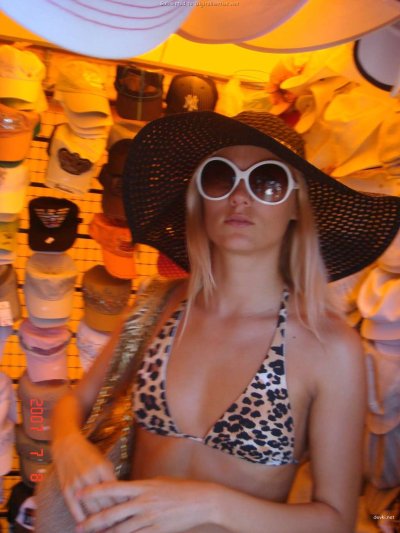 Интимные снимки девушки без лифчика