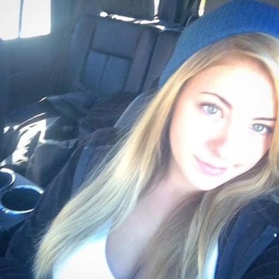 Сексапильная блондиночка с огромными естественными грудями